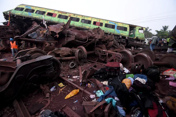 Число жертв трагедии в Индии, где столкнулись три поезда, превысило 900 человек