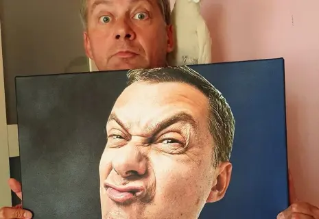 Автор сатирических песен про Мизулину, Ротенберга и Кадырова отметил День России чтением стихов Дмитрия Рогозина