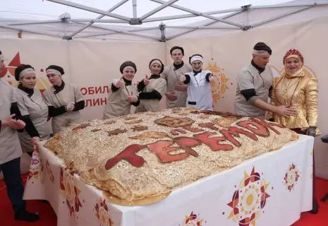 В Петропавловке испекли блин весом 600 кг