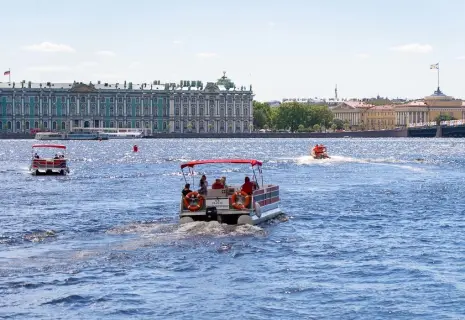 В Петербурге открылась паромная переправа – дублер Биржевого моста