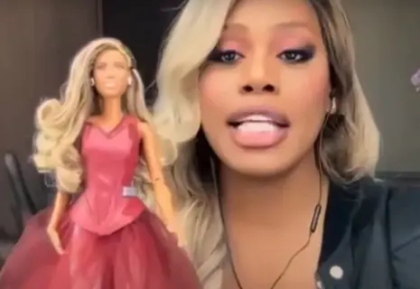 В США выпустили новую куклу "Барби". Теперь она - трансгендер