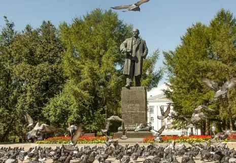 Памятники отдали народу
