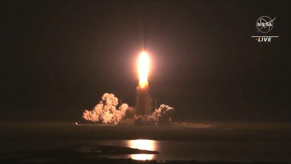 Ракета-носитель Space Launch System стартовала из Космического центра Кеннеди во Флориде, скриншот видео NASA