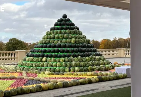 Президент Таджикистана подарил Путину на день рождения горы дынь и арбузов