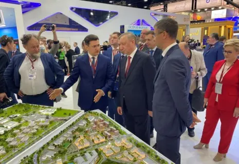 ПМЭФ-2022: губернатору Петерурга показали первые жилые дома  города-спутника "Южный"