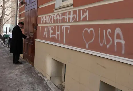 Вирусная забота. Иноагентам и митингующим прописали изоляцию