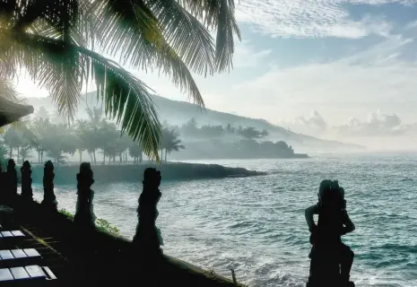 Уехать к океану и открыть бар на берегу. Кто и зачем уезжает на Бали