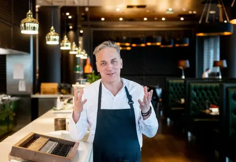 Денис Кондаков: "Лихие девяностые я пережил за высокой стеной американского консульства"