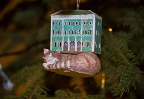 Эрмитаж объявил конкурс авторских елочных игрушек для украшения интерьеров