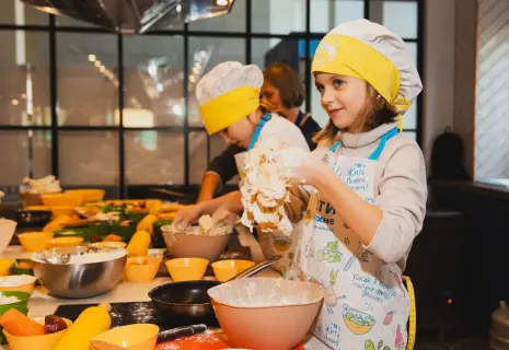 Школьники Петербурга приготовили курники для бездомных