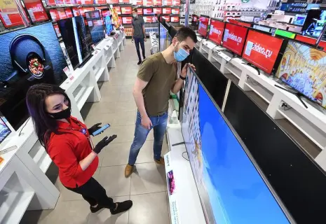 Россияне по-прежнему смотрят в умный ящик. Пусть и плоский