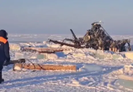 В Карелии со дна Онеги подняли разбившийся вертолет Ми-8. Найдены тела трех членов экипажа.