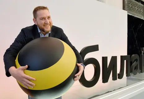 "Билайн" в цветах российского флага