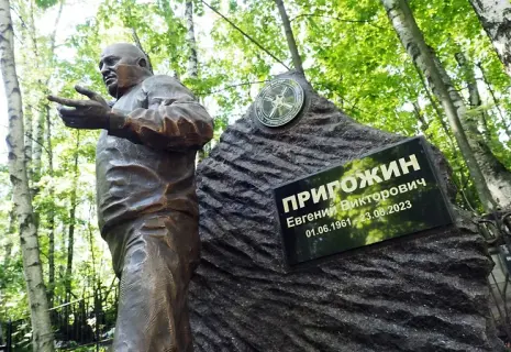 На могиле Евгения Пригожина в Петербурге установили памятник