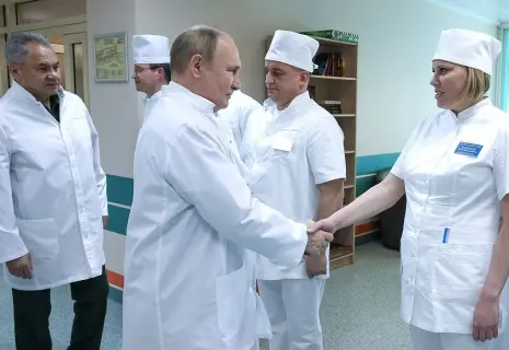 Путин посетил раненых солдат в московском госпитале