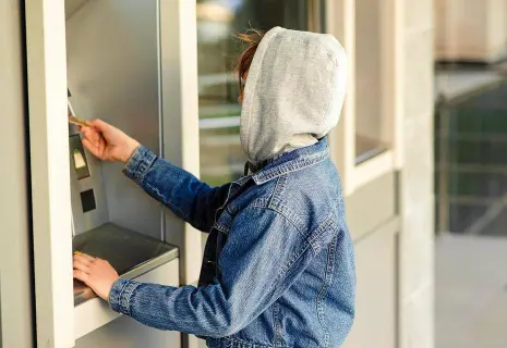 Банки детям не игрушки