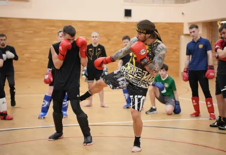 Шестикратный чемпион мира по кикбоксингу Владислав Туйнов провел тренировку для студентов Горного университета