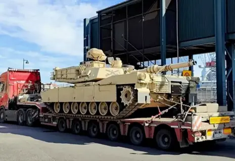 По улицам Хельсинки на новую базу НАТО провезли американские танки Abrams и бронемашины Bradley