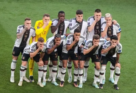 Футболисты сборной Германии закрыли рты руками на фото перед матчем ЧМ-2022 в знак протеста против запрета носить радужные повязки