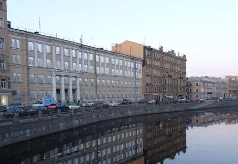 Неоклассика у воды. Бывшее учебное здание на канале Грибоедова пустят с молотка