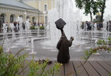 В СПбГУ открыли фонтан «Петр Первый»