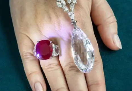 На аукционе Christie's продали "неприличную" коллекцию ювелирных украшений за рекордные $196 млн