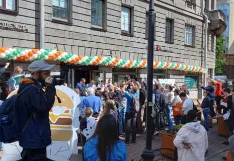 Сегодня в Петербурге открывают первые обновленные "Макдоналдсы". К ним с утра выстроились очереди