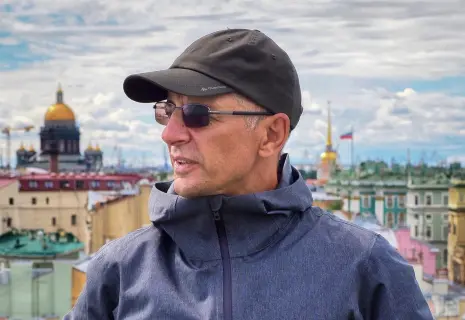 Александр Петросян: «Стою на дымоходе, жду заката»