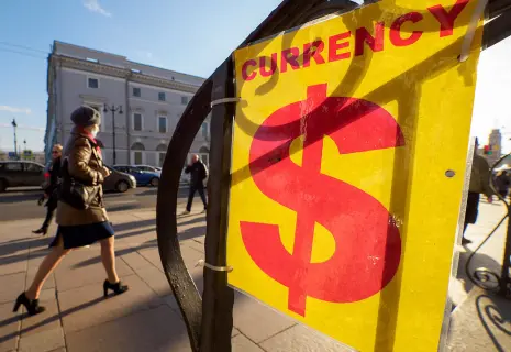 «Будут перебои с импортом, рост цен и разгон инфляции». Эксперты о санкциях против Мосбиржи