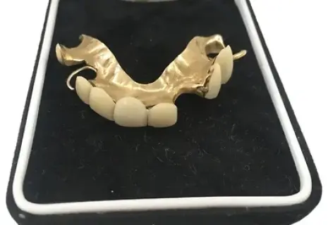 Вставную челюсть Черчилля в золотой оправе продадут на аукционе