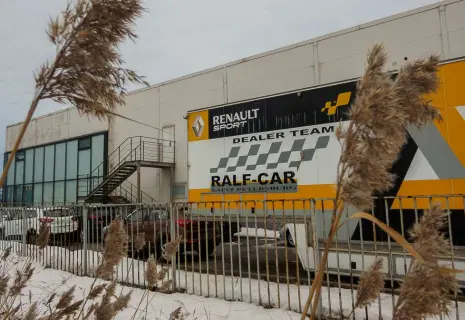 KIA припаркуется на Таллинском шоссе