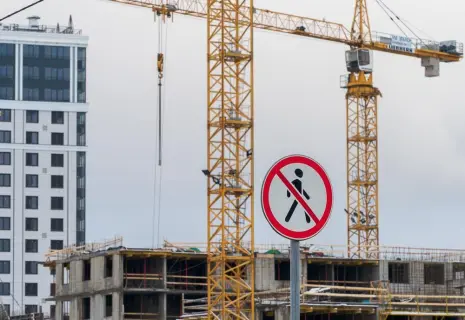 "Россияне выбирают "чистую" работу". Стройки ощутили отъезд мигрантов