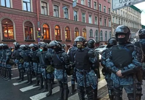 Массовое брожение, шакалы, электрошокеры и автобус за комплимент. Как Петербург поддержал Навального
