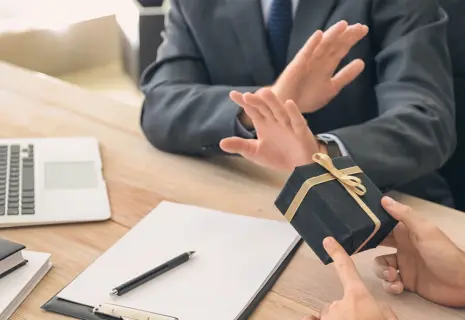 Борзые щенки в корзинах с фруктами. Какие подарки могут рассматриваться как коррупция