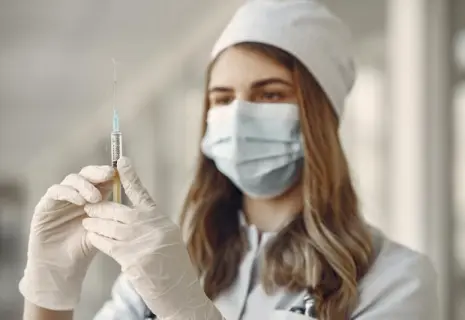 «Спутник» с деньгами. Частные клиники подключились к вакцинации