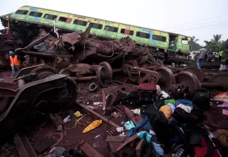 Число жертв трагедии в Индии, где столкнулись три поезда, превысило 900 человек