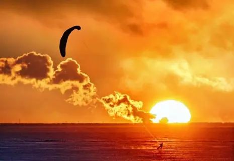 Фото недели. Александр Петросян про одиноко чернеющий парус