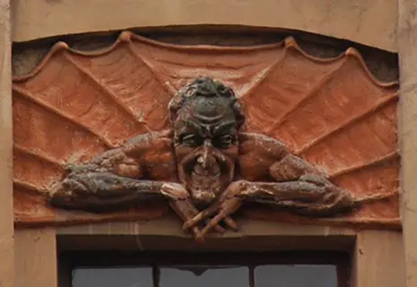 В Петербурге восстановили пострадавший от вандала старинный горельеф Мефистофеля