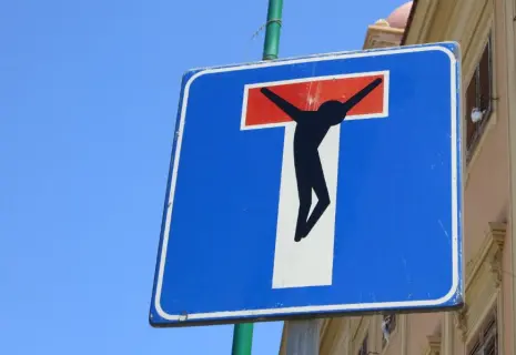 Иностранный бизнес между молотом и наковальней