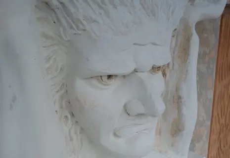 На историческом фасаде «Владимирского Пассажа» восстановили атлантов и сов