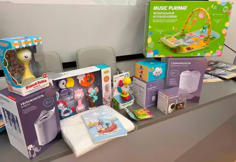 Смольный начал дарить подарки рожденным в Петербурге младенцам