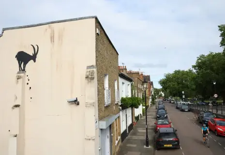 Художник Бэнкси нарисовал очередной шедевр на стене дома в пригороде Лондона