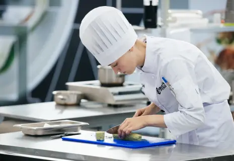 Юниор из Петербурга победила на Всероссийской олимпиаде по кулинарии и сервису «Легенда»