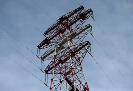 Сбитый утром в Петербурге беспилотник оставил 300 домов без света. Электричество восстановят к 17:00