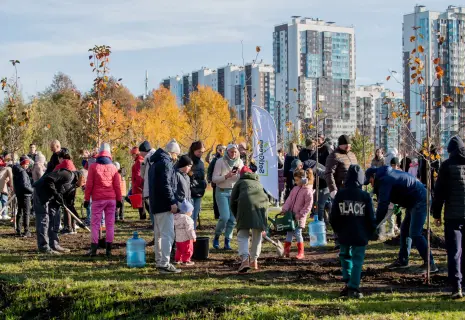 Участники акции Setl Green Day высадили яблони парке у реки Каменки
