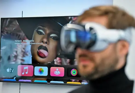 Телевизор выключается. Новости и развлечения уходят в интернет