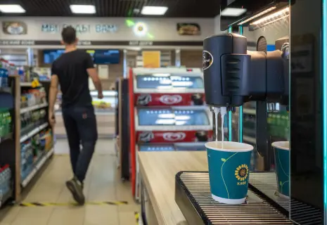 Взял напиток и пошел. «РеалЪ» сделал ставку на кофейный вендинг