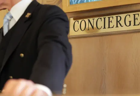 И забронировать столик. Для чего нужны службы консьержей в домах