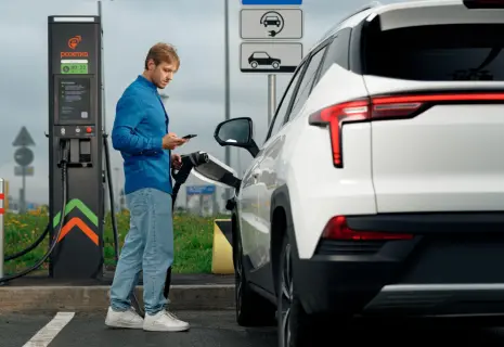 «Газпром нефть» открыла первую станцию для зарядки электромобилей в аэропорту Пулково