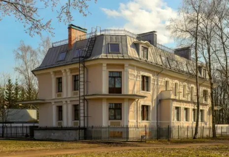 Российский аукционный дом продлил прием заявок на покупку современного особняка в самой престижной локации Петербурга